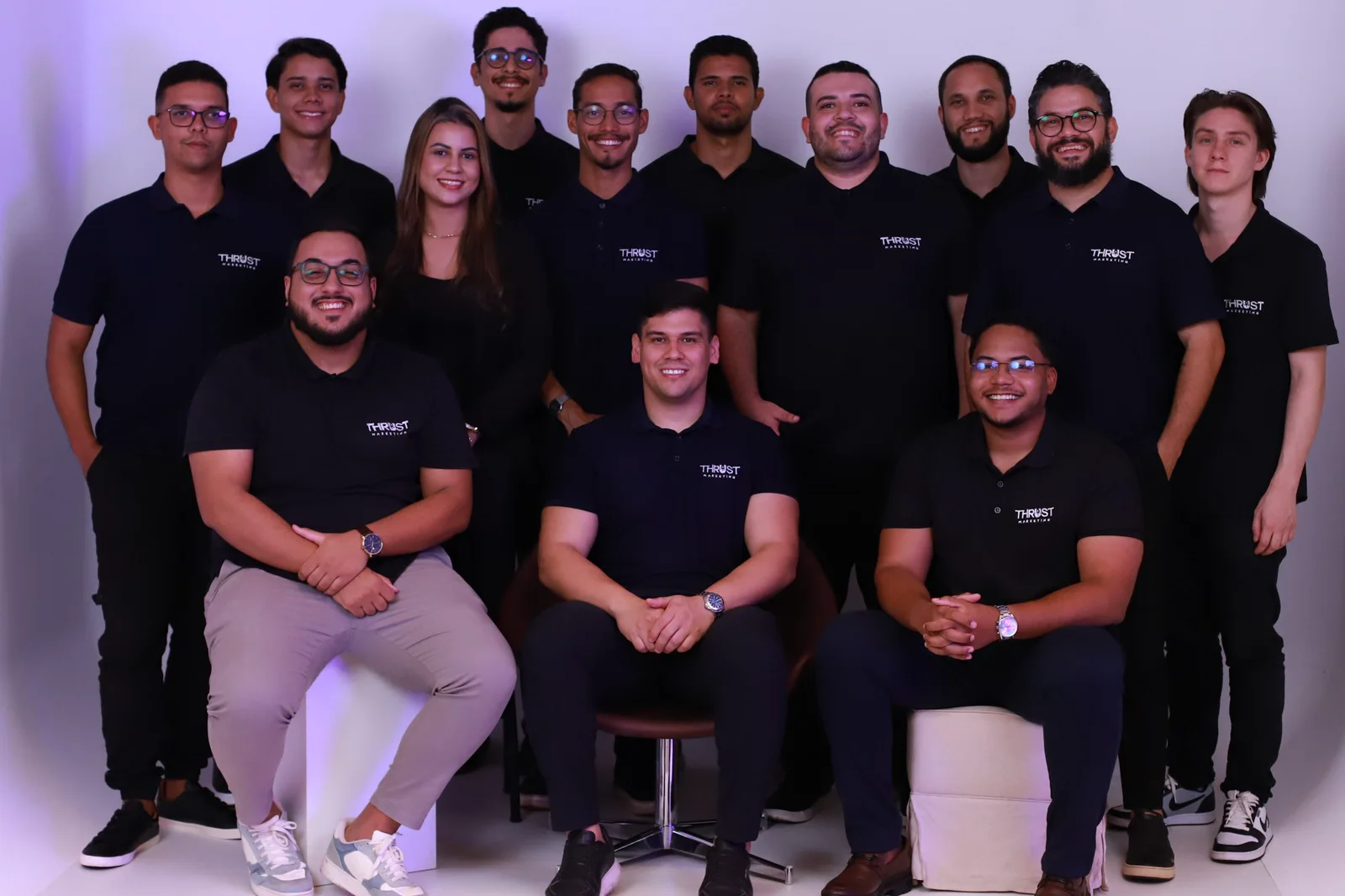 Equipe completa da Thrust Marketing, assessoria de marketing digital