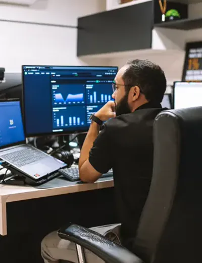 Especialista da Thrust analisando painéis