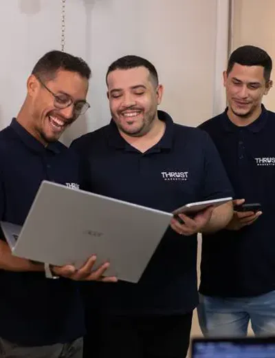 Especialistas da Thrust analisando campanhas